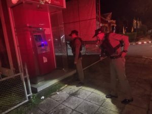 ร.ต.ท.วิเชตชิต อนันตเสนารอง สวป.สภ.โคกเคียนว.4 ลว.เส้นทางพนาสนฑ์ – เคหะ ปรากฏกายหน้าวัดพนาสนฑ์ เส้นทางพนาสนฑ์ และเส้นทางหมู่บ้านการเคหะเพื่อป้องกันการก่อเหตุอุฉกรรในเขตพื้นที่รับผิดชอบ ตรวจสอบสถานบันเทิง ร้านเสาคู่ ตาม ว.0 ของโคกเคียน1 ร้านได้ทำการปิดเวลา 22.00 น. เป็นที่เรียบร้อย