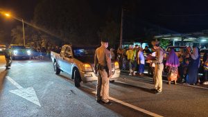 ร้อยเวร 30 ตรวจสอบเหตุ ว.40 รถยนต์กับรถยนต์ บริเวณหน้าโรงเรียนพัฒนศาสตร์(อนุบาล)