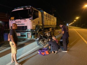 ร.ต.ท.วิเชตชิต อนันตเสนารอง สว.(ป.) สภ.โคกเคียนพร้อมด้วย ชป.โคกป่าคา ว.4 เหตุ ว.40 จยย.ชนรถสิบล้อจอดข้างทางมีผู้ได้รับบาดเจ็บ 1 ราย จึงได้แจ้งร้อยเวร 30 และได้ติดต่อกู้ภัยเพื่อทำการปฐมพยาบาล