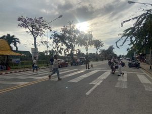 เจ้าหน้าที่ตำรวจจราจร สภ.โคกเคียนนำโดย ร.ต.ท.โอฬาร ปิติสันต์ รอง สว.(จร).สภ.โคกเคียน ปฏิบัติหน้าที่หัวหน้างานจราจรพร้อมเจ้าหน้าที่ตำรวจจราจร สภ.โคกเคียนว.4 อำนวยความสะดวกการจราจรหน้าโรงเรียนนราธิวาส