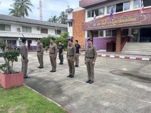 ร.ต.อ.จุมพล รัตนกรัณฑ์รอง สว.คผศ.สภ.โคกเคียนได้นำข้าราชการตำรวจ สภ.โคกเคียนเจ้าหน้าที่ธุรการ รวมแถวเคารพธงชาติ กล่าวคำปฏิญาณตน กล่าวอุดมคติของตำรวจ