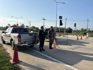 พ.ต.ท.วิสูตร นุ้ยนุ่น สวป.สภ.โคกเคียนว.4 กำชับการปฏิบัติ ร้อยเวร 20 ชป.วายุ ข่าย จร. และชุดรักษาความปลอดภัยหมู่ กรณีเหตุปาระเบิด(ไปท์บอม)ฐานบือราเป๊ะ กำชับให้ปิดกั้นเส้นทางตั้งแต่แยกฮูแตทูวอ – แยกบือราเป๊ะ จนกว่าจะเสร็จสิ้นภารกิจ