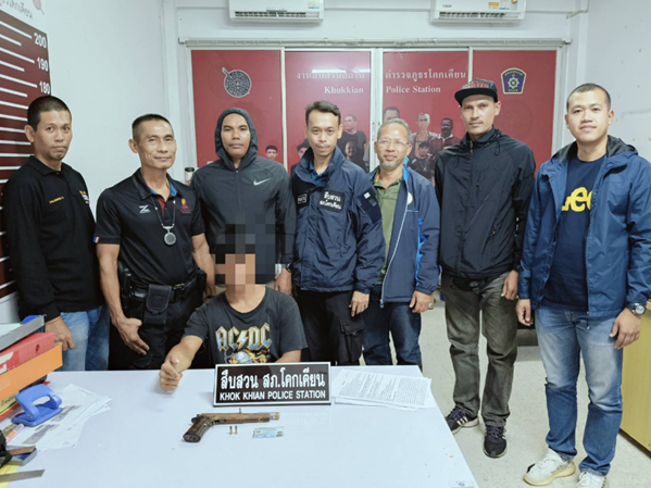 พ.ต.ท.อนุชา ไชยแบน สว.สส.สภ.โคกเคียน,ร.ต.อ.อภิชาติ ดอเลาะ รอง สว.สส.สภ.โคกเคียน พร้อมข่ายสืบสวน  ว.20 ผู้ต้อง พ.ร.บ.อาวุธปืนฯ จำนวน 1 ราย