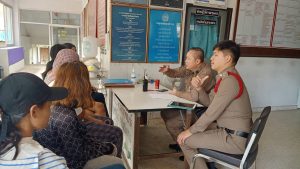 พ.ต.อ.วีรยุทธ ตาสีพันธุ์ผกก.สภ.โคกเคียนร่วมกับพนักงานสอบสวนร่วมสอบปากคำผู้เสียหายเหตุทำร้ายร่างกาย