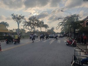 ร.ต.อ.เรวัฒน์ คงชู รอง.สวป.สภ.โคกเคียน ปฏิบัติหน้าที่หัวหน้างานจราจรพร้อมเจ้าหน้าที่ตำรวจจราจร สภ.โคกเคียน