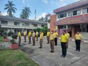 ข้าราชการตำรวจ สภ.โคกเคียนเจ้าหน้าที่ธุรการ รวมแถวเคารพธงชาติ กล่าวคำปฏิญาณตน กล่าวอุดมคติของตำรวจ