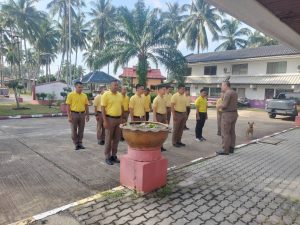 พ.ต.อ.วีรยุทธ ตาสีพันธุ์ผกก.สภ.โคกเคียนกำชับการปฏิบัติเจ้าหน้าที่ตำรวจงานอำนวยการและอวยพรเนื่องในวันปีใหม่ 2568