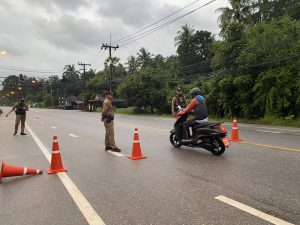 เจ้าหน้าที่ตำรวจจราจร สภ.โคกเคียน นำโดย ร.ต.ท.โอฬาร ปิติสันต์ รอง สว.(จร).สภ.โคกเคียน ปฏิบัติหน้าที่หัวหน้างานจราจร พร้อมเจ้าหน้าที่ตำรวจจราจร สภ.โคกเคียนว.4 ตรวจสอบบุคคล ยานพาหนะ