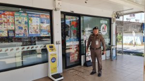 พ.ต.อ.วีรยุทธ ตาสีพันธุ์ ผกก.สภ.โคกเคียน ได้ออกปฎิบัติหน้าที่ ตรวจเยี่ยมร้านสะดวกซื้อ 7-11 ในพื้นที่รับผิดชอบ และได้่ปล่อยแถวตรวจเยี่ยมป้อมพณาสนฑ์