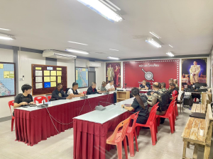 ผู้บังคับการตำรวจภูธรจังหวัดนราธิวาสเป็นประธานในการประชุมติดตามความคืบหน้ากรณีเหตุระเบิดบริเวณถนนหลังแฟลตที่พักอาศัยของ สภ.โคกเคียน