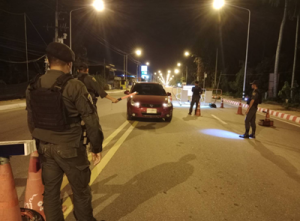 ร.ต.อ.นธี สุขแดง รอง สว(ป.)สภ.โคกเคียน พร้อมชป.พนาสนฑ์ ตั้งจุดตรวจจุดสกัดหน้าจุดตรวจ ห้วงเวลาตามแผนปิดเมืองนราธิวาส ทั้งช่วงเช้า และช่วงค่ำ